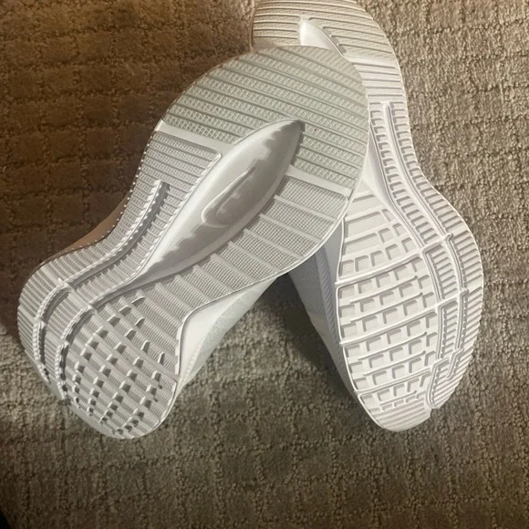 NWOB Nike Women’s Quest 4 size 10.5 - Picture 5 of 7